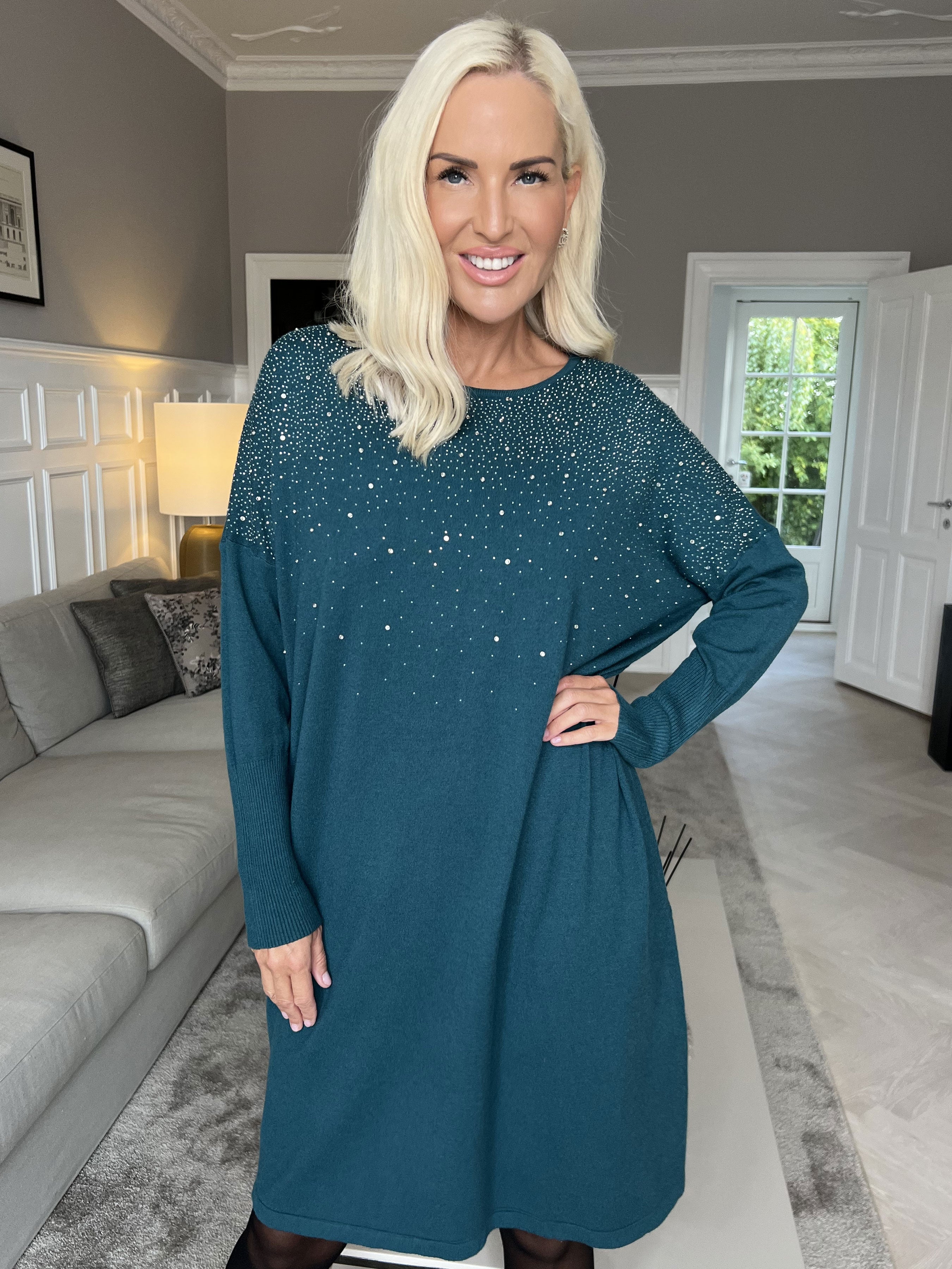 Yasha - Mjuk stickad klänning i stretchigt tyg med strass